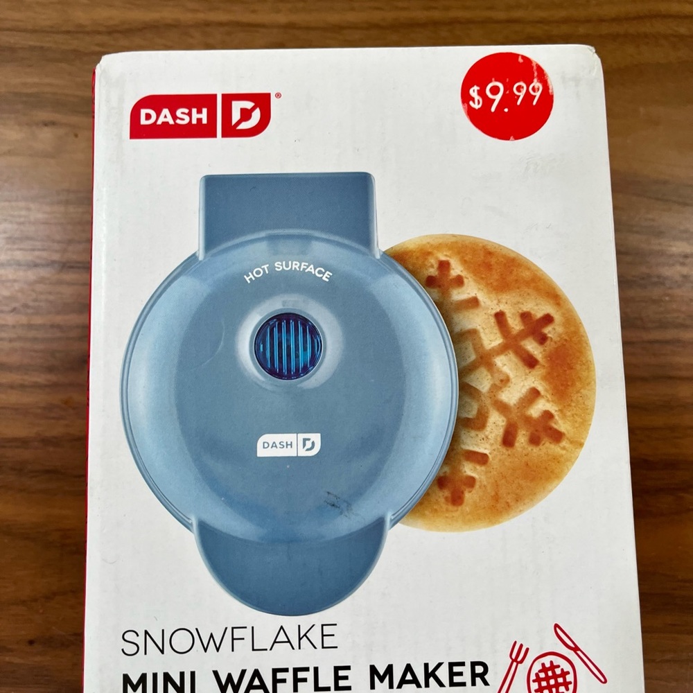 Dash Mini Waffle Maker (Blue/Snowflake)